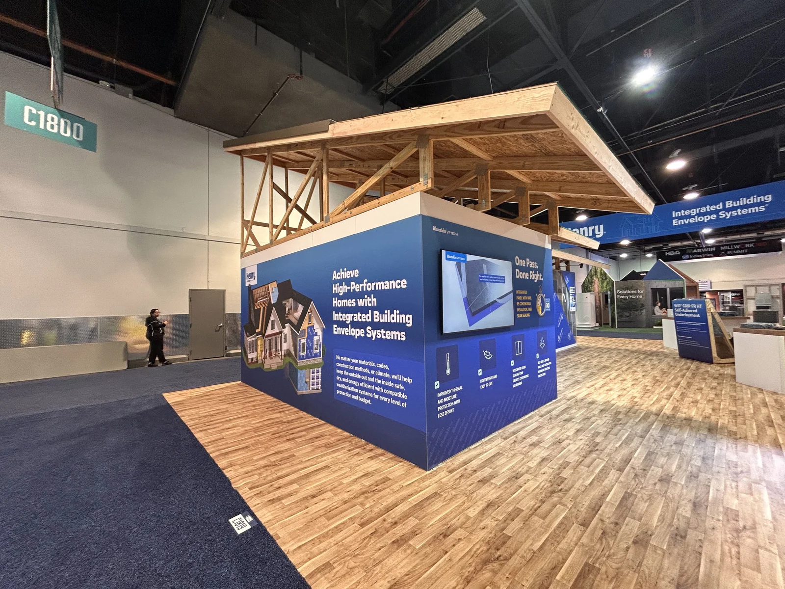 The booth&rsquo;s corner: the back wall and its cutaway house